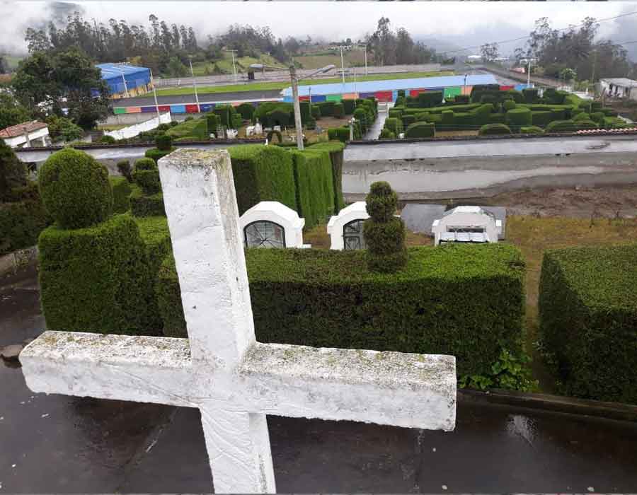 Cementerio_en_Atahualpa_Habaspamba-900x7003